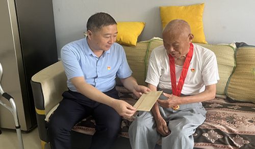 城發集團開展“光榮在黨50年”退休黨員走訪慰問活動